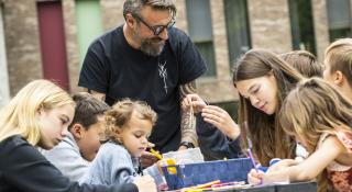 foto begeleider en kinderen in Schoten